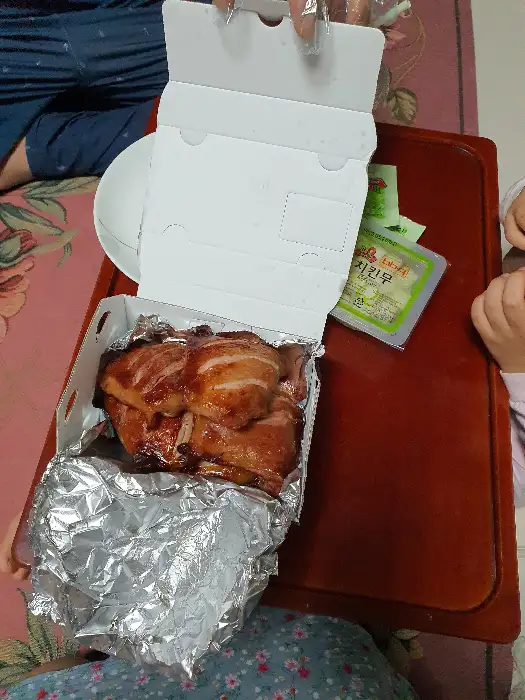 푸짐하게 담긴 치킨과 함께 나온 치킨무