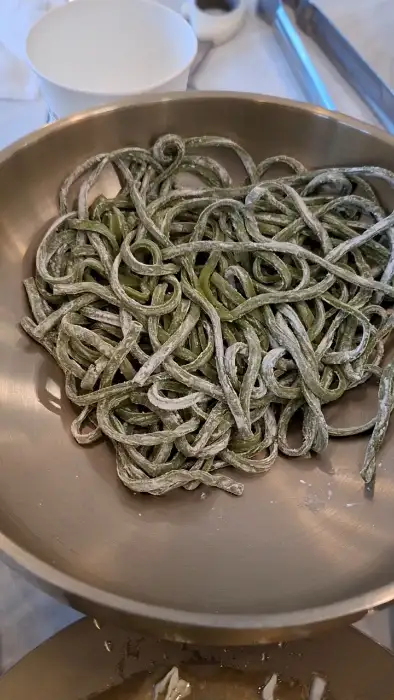 초록색의 클로렐라 칼국수면