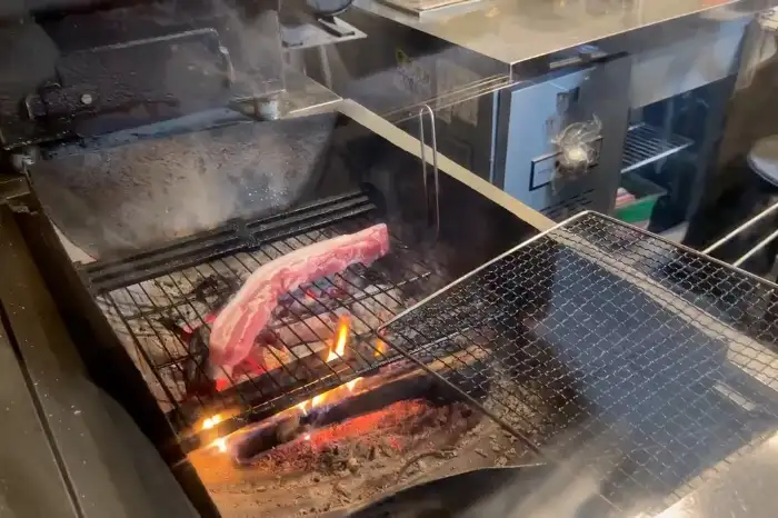 참나무 장작 초벌되는 고기