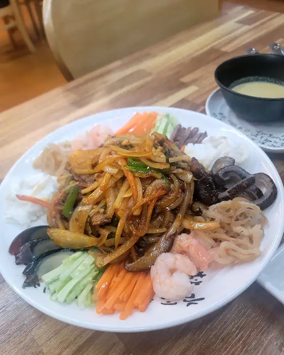탕수육과 야채가 함께 나온 모습