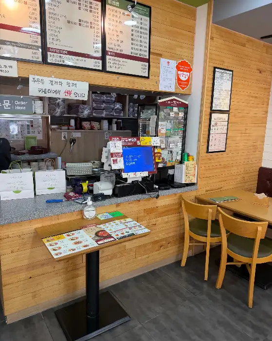 본죽&비빔밥 cafe 메뉴판과 카운터