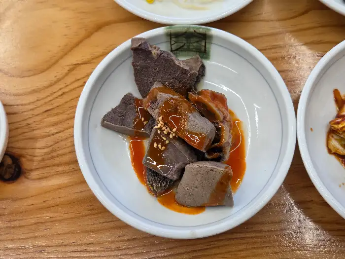 다양한 밑반찬이 차려진 테이블 모습