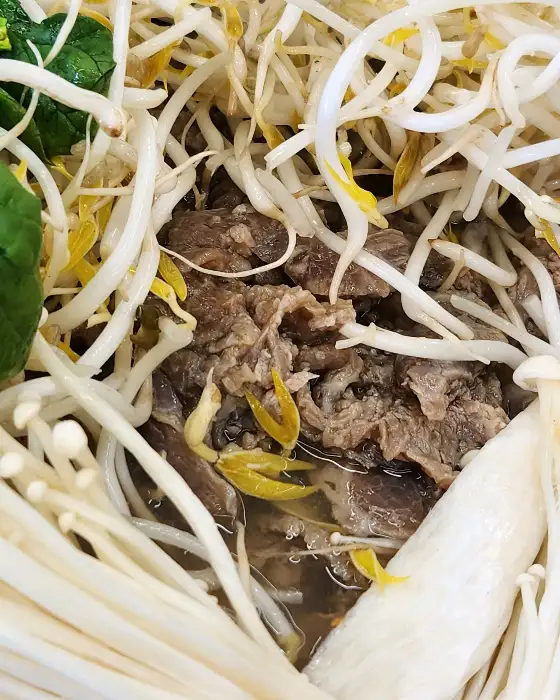 신선한 재료로 만든 육회비빔밥