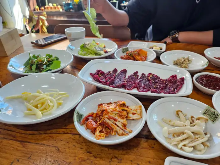 육회와 신선한 채소가 어우러진 육회비빔밥