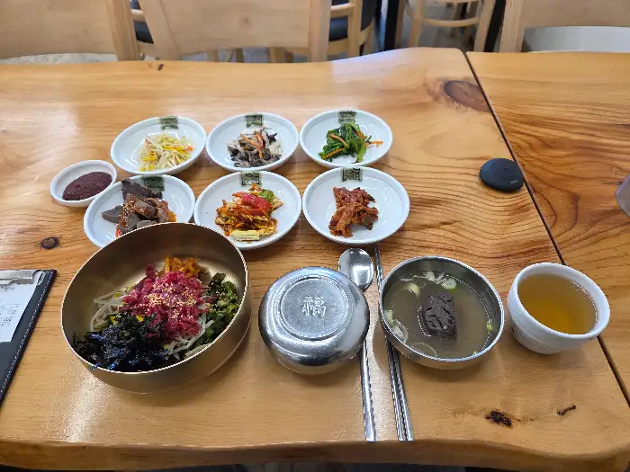 밑반찬과 메인 요리, 그리고 국물이 함께 차려진 한상차림