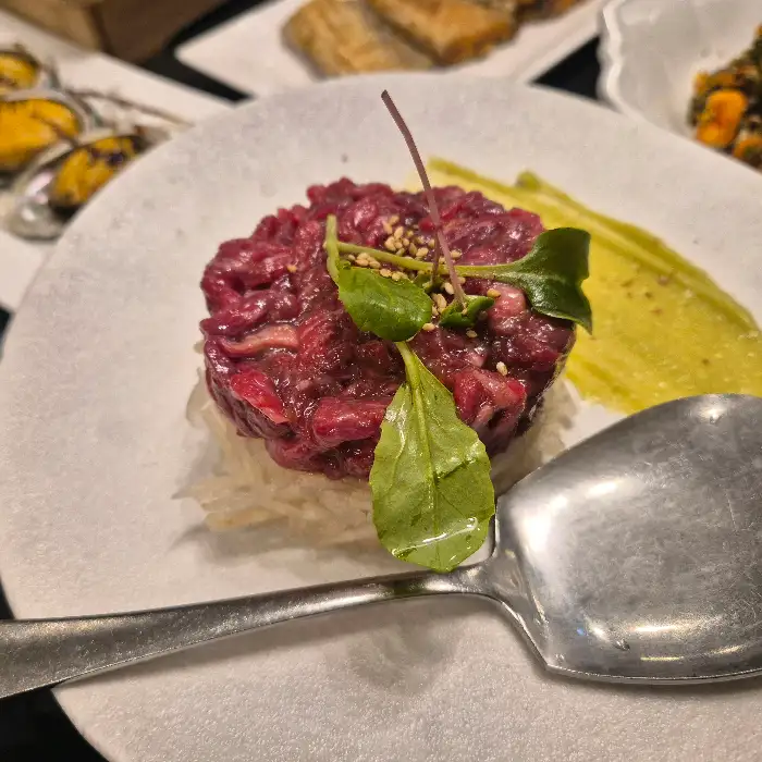 신선한 육회 요리