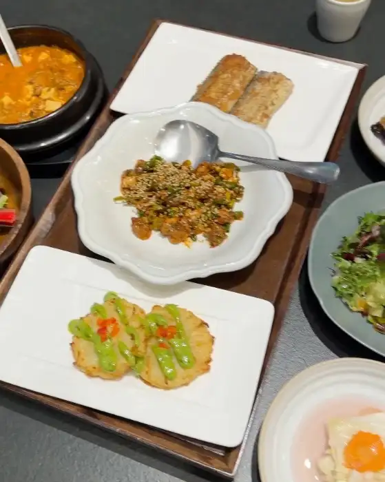 다양한 반찬과 탕, 튀김 요리
