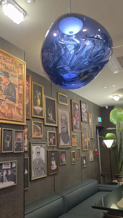 감각적인 그림과 오브제로 꾸며진 실내 벽면