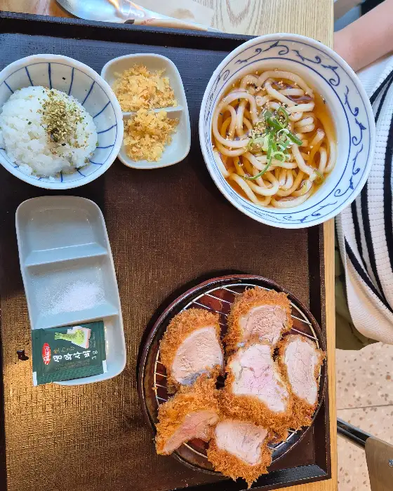 바삭하게 튀겨진 돈까스 단면