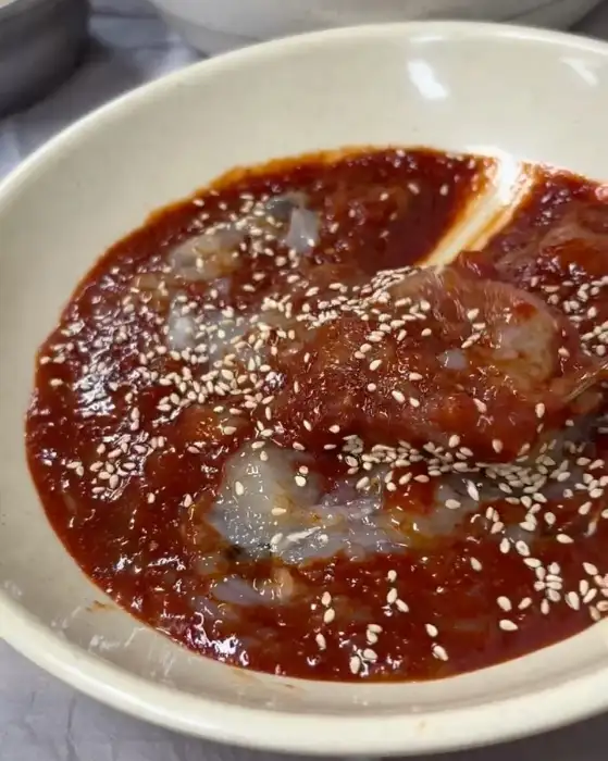 꽃게살 비빔밥에 양념된 게살 모습
