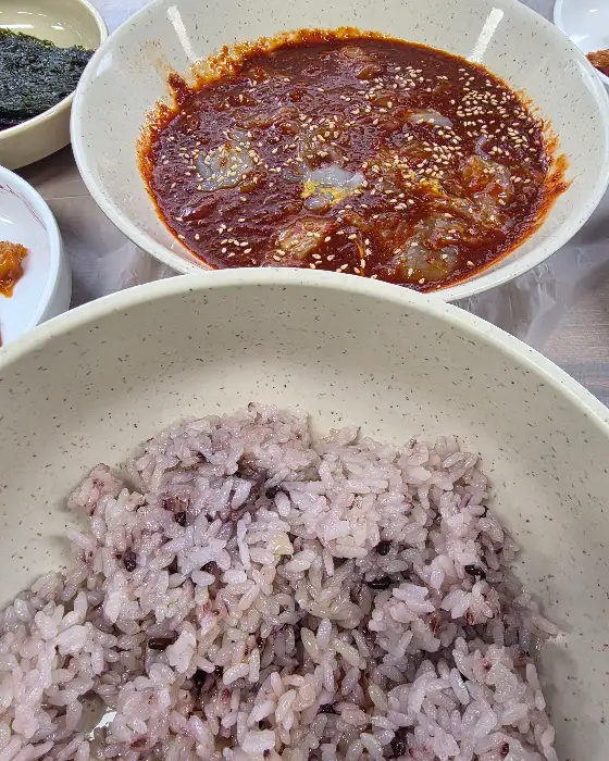 꽃게살 비빔밥과 밥, 김, 밑반찬들이 함께 놓인 상차림