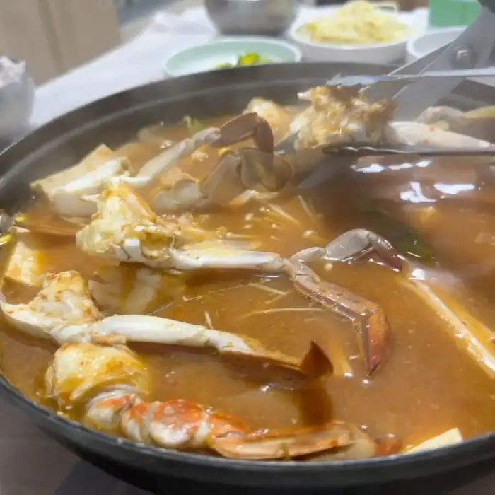 김이 모락모락 나는 꽃게탕