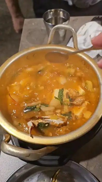 얼큰해 보이는 된장찌개가 담긴 냄비