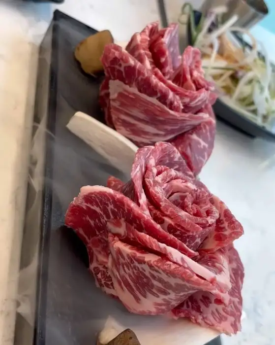 장미처럼 꽃 모양으로 플레이팅된 갈비살