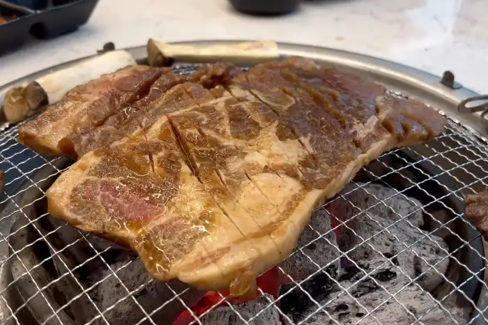 숯불 위에서 익어가는 갈비살