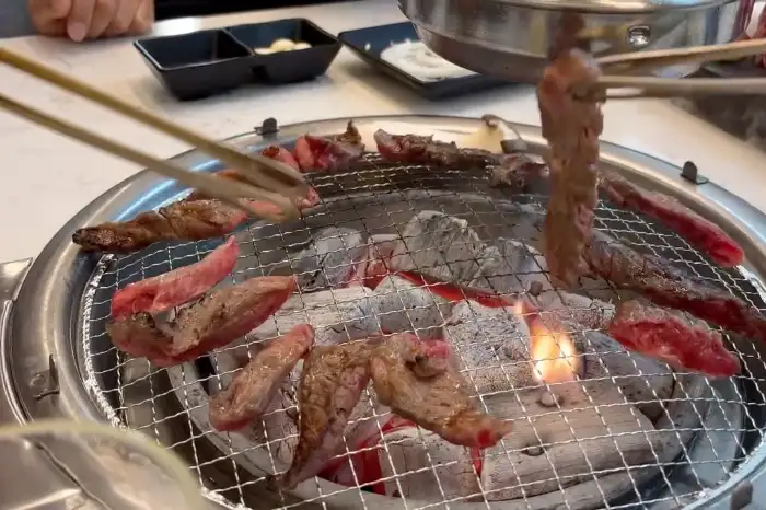 다양한 부위의 고기가 숯불 위에서 익는 모습