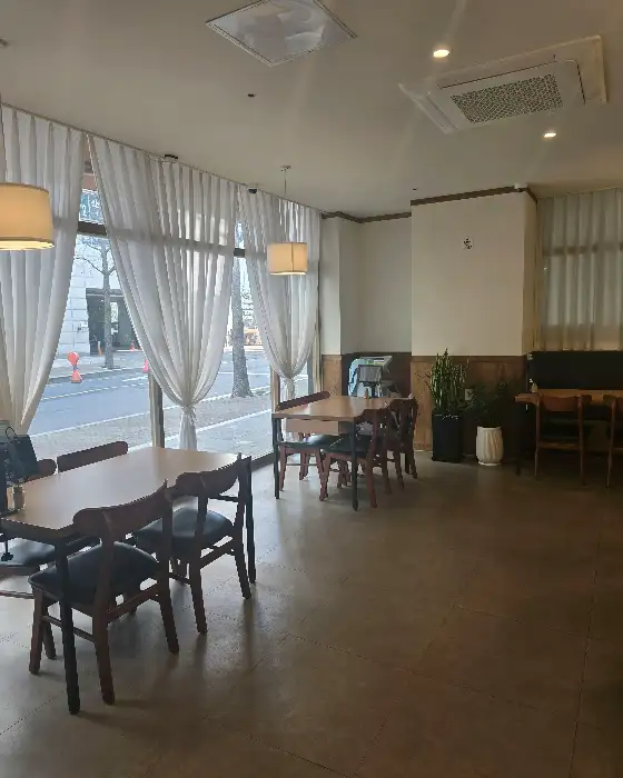 연이만두 내부 모습. 깔끔하고 차분한 분위기.