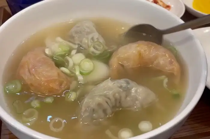 만둣국 비주얼. 큼직한 만두와 맑은 국물.