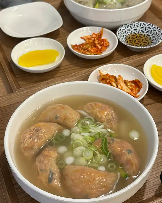 만둣국 속 만두 클로즈업.