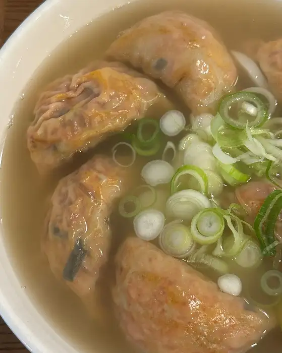 만둣국 안 다양한 만두의 모습.