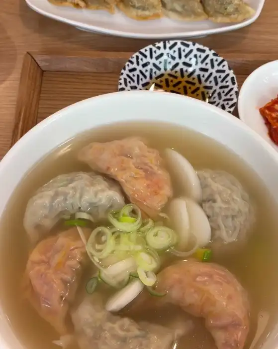 만둣국 속 떡과 만두의 모습.