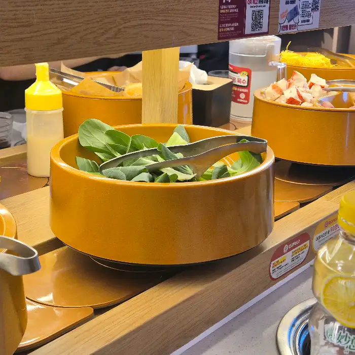 신선한 채소와 담긴 훠궈 재료