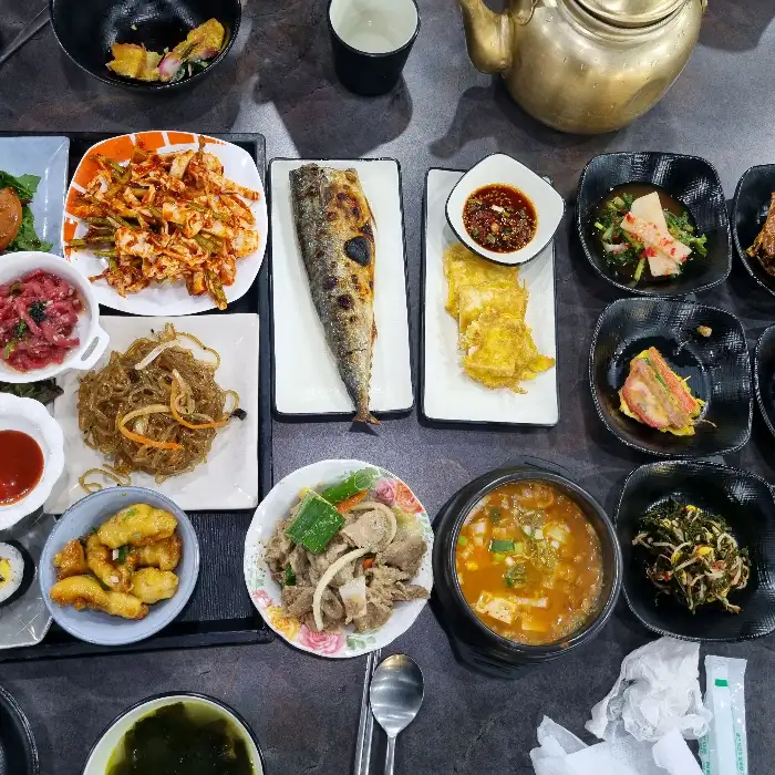 푸짐하게 차려진 엄마생각 한정식 반찬들
