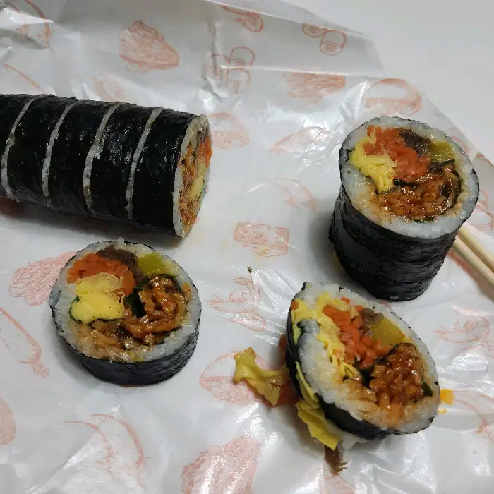 다양한 속재료가 보이는 이동규 통통김밥 단면