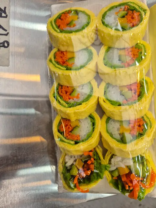 알록달록한 채소가 든 키토김밥