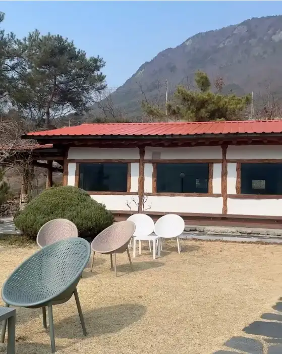 한옥 외관과 야외 좌석