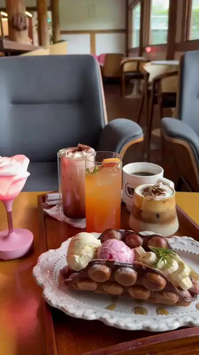 다양한 디저트와 음료
