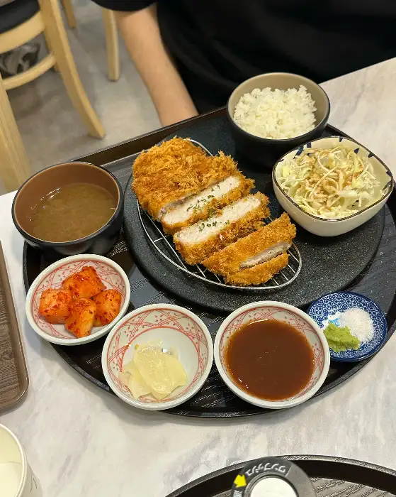 돈까스 정식 한 상차림