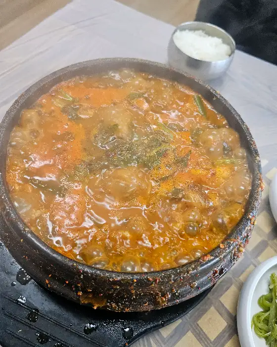 보글보글 끓고 있는 또 다른 탕 요리