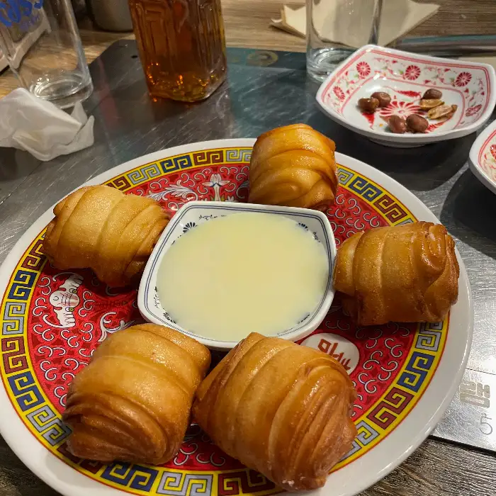 기름진 빵과 소스