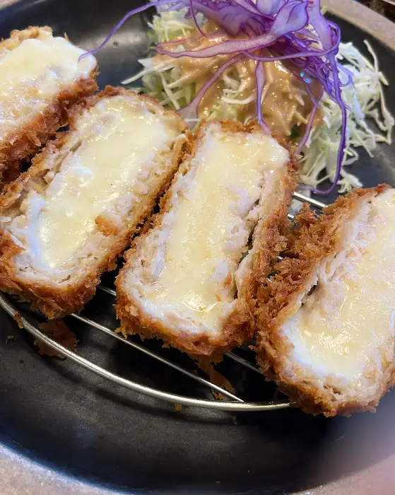 흘러내리는 치즈가 인상적인 고구마 치즈 돈까스
