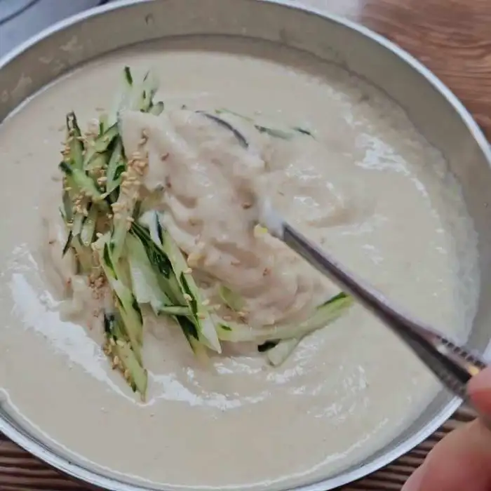 뽀얀 국물의 콩국수