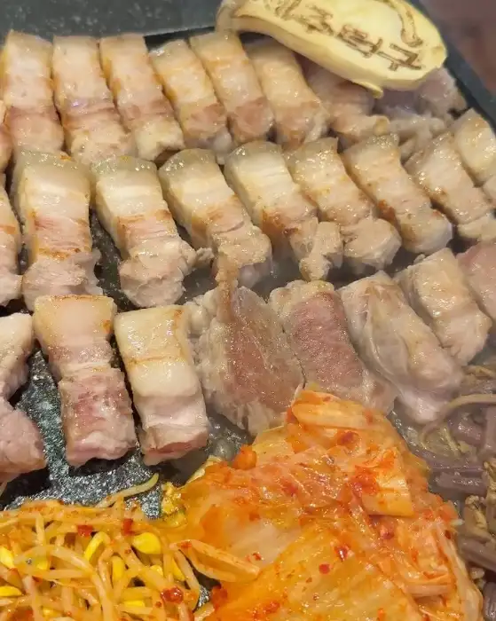두툼하게 썰린 오겹살