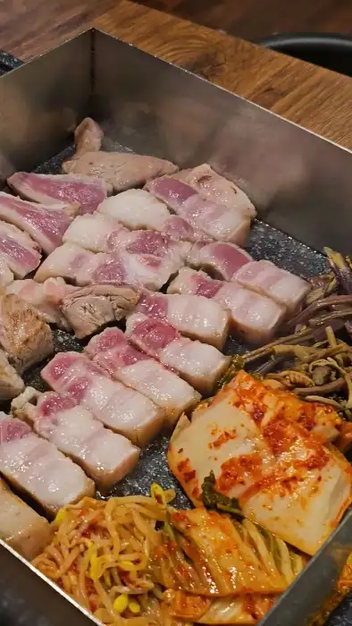 김치와 콩나물을 함께 구우는 모습