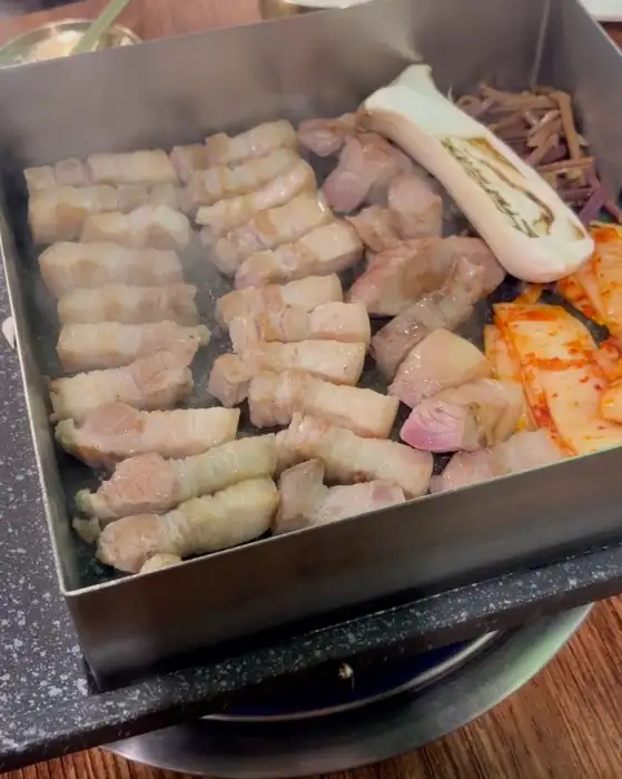 오겹살, 목살, 구운 야채가 함께 놓인 불판