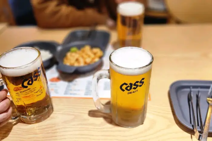 60계치킨 생맥주와 기본안주 사진