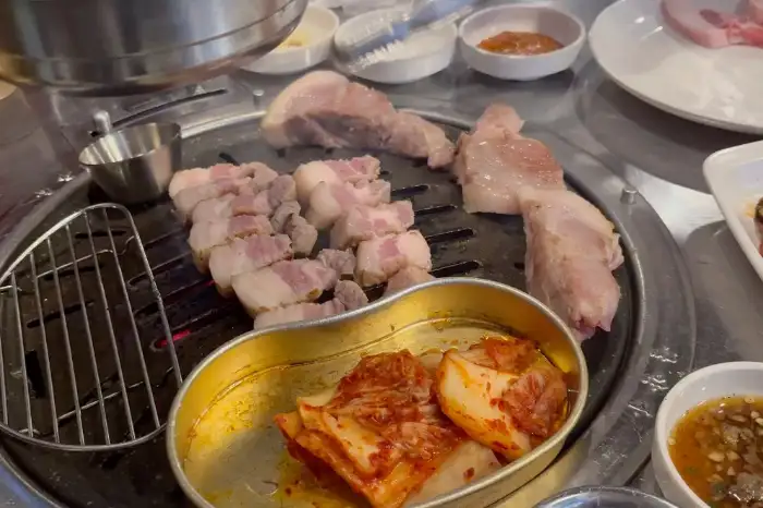 잘 구워지고 있는 삼겹살과 목살