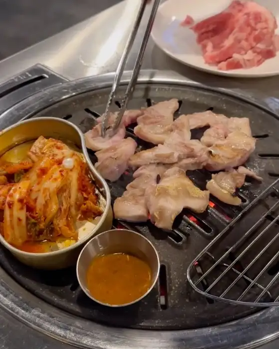 구워지는 고기와 곁들여 나온 김치