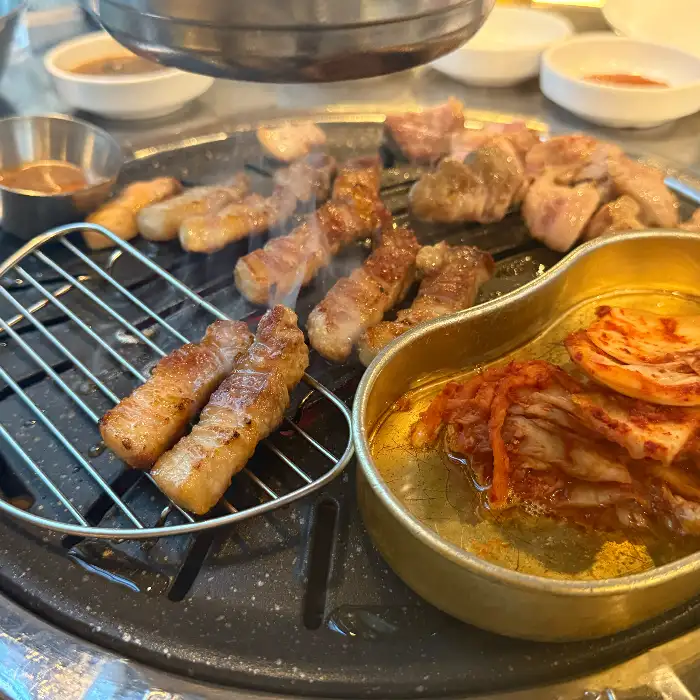 바삭하게 구워진 삼겹살 조각