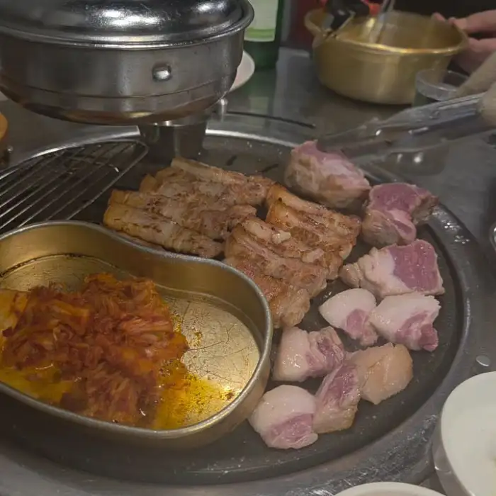 여러 종류의 고기가 불판에 놓여있는 모습
