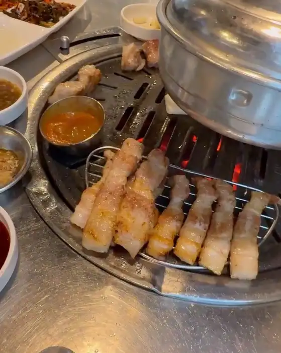 잘 구워진 삼겹살이 꼬치처럼 올라간 모습