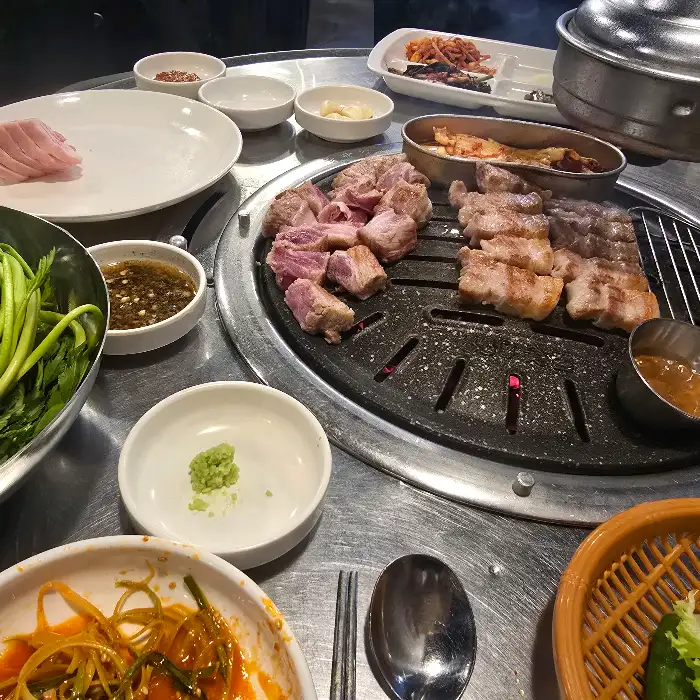 테이블 위에 놓인 다양한 음식들