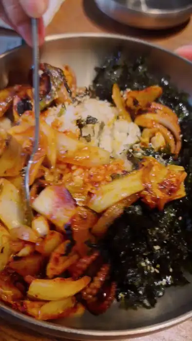 먹음직스럽게 비벼지는 쭈꾸미 덮밥