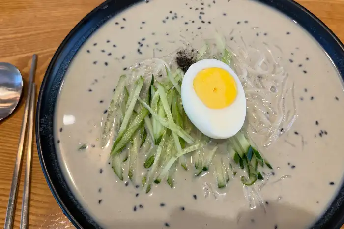 고소하고 시원한 서리태 콩국수