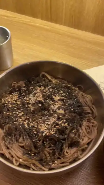 다양한 면 요리가 준비되어 있는 모습