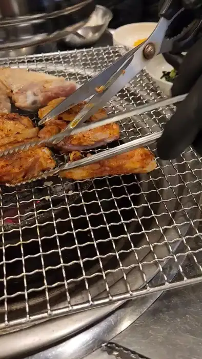 숯불 위에서 지글지글 익어가는 닭갈비